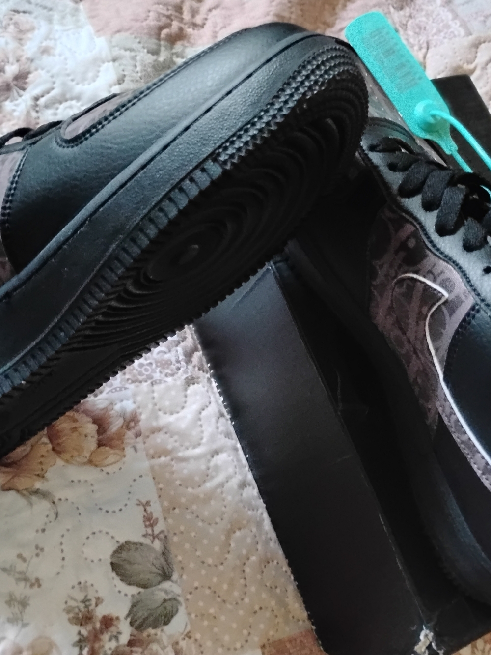 Nike Men’s Black Low-Top Sneakers with Gray Pattern - Picture 2 of 3